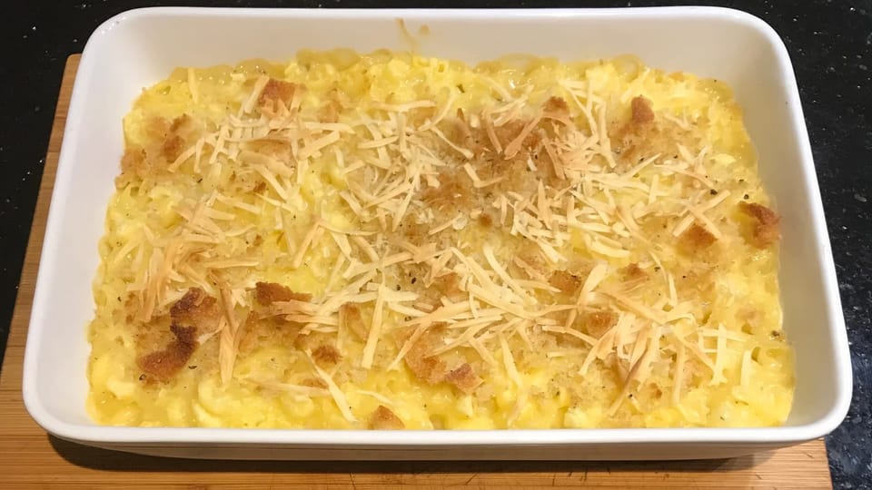 Baked macaroni and cheese sprinkled with breadcrumbs and melted cheese.